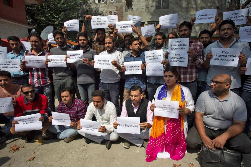 Kashmiri journalists stage protest against 'media gag'